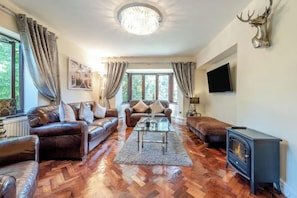 Living area - Apartment - Sleeps 6 - Private Garden (Swansea)