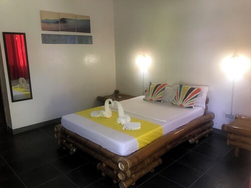 Beautiful, spacious, resort with secluded garden..