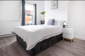 Room - House Sleeps 3 with Garden (Birkenhead)