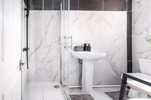Bathroom - House Sleeps 3 with Garden (Birkenhead)