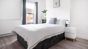 Room - House Sleeps 3 with Garden (Birkenhead)