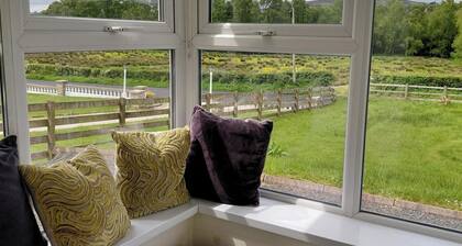 Cottage - Sleeps 6 - Parking