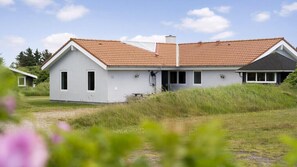 A single-story house with a tiled roof, a small porch, and a number '11' on the wall. - VillaVilla 970 - Hvide Sande, Vestjylland (Hvide Sande)