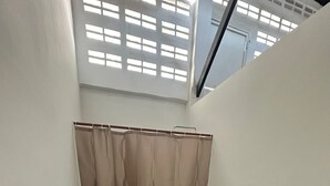 Une petite salle de bain avec des toilettes, un lavabo et un rideau de douche.
