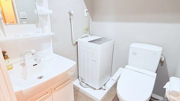 シャワー付き浴槽、バスアメニティ (無料)、ヘアドライヤー、タオル