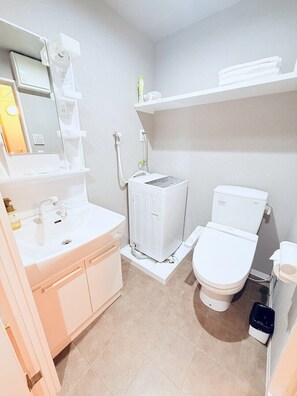 Duschwanne, kostenlose Toilettenartikel, Haartrockner, Handtücher