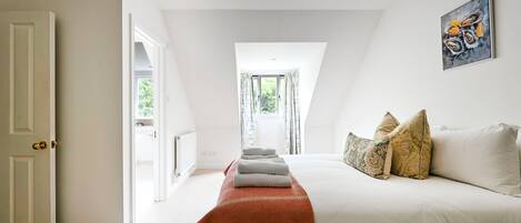 Iron/ironing board, internet, bed sheets