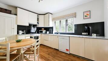 Coffee/tea maker, fridge, microwave, oven
