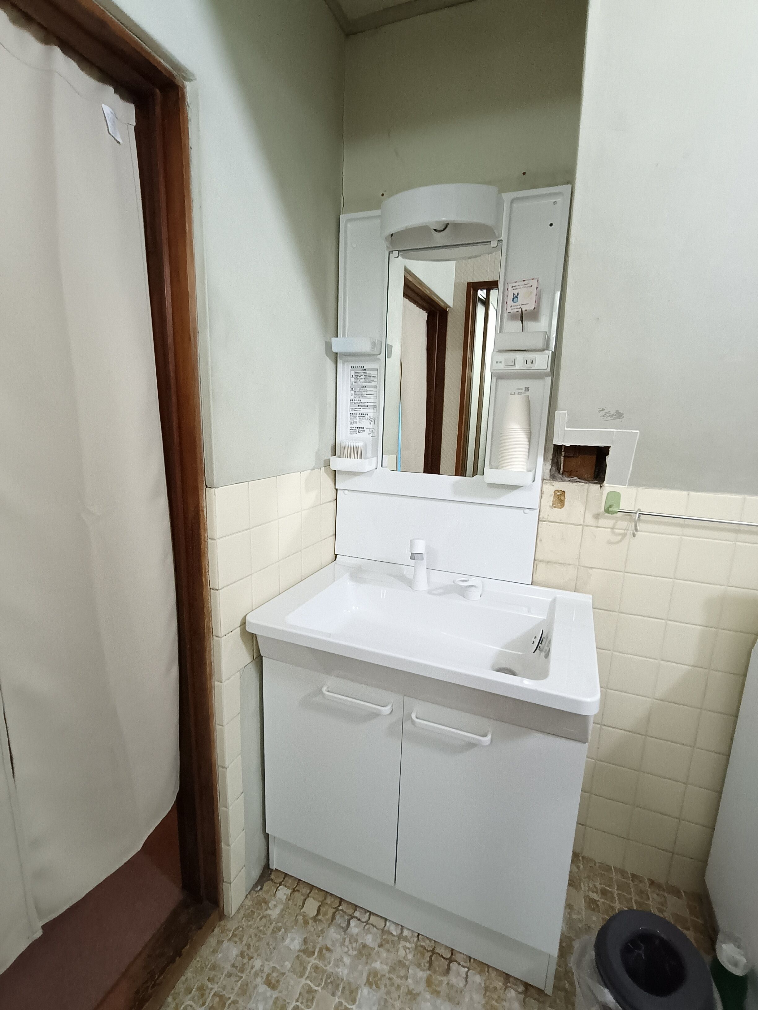 Combined shower/tub, hair dryer, towels, soap