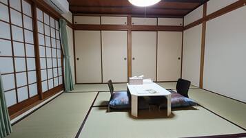 Basic Quadruple Room | Dining