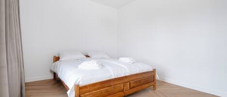 Tabla de planchar con plancha, wifi y ropa de cama