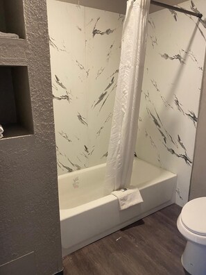 Einzelzimmer, 1 King-Bett, Nichtraucher | Badezimmer