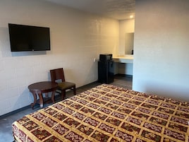 Single Room, 1 King Bed, Non Smoking | Blackout drapes, WiFi (free)