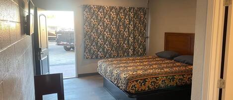 Single Room, 1 King Bed, Non Smoking | Blackout drapes, free WiFi