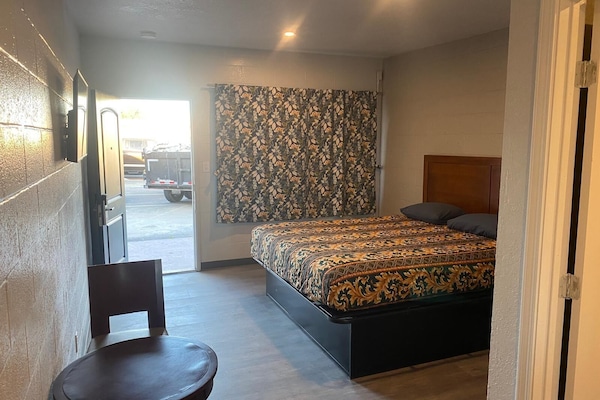 Single Room, 1 King Bed, Non Smoking | Blackout drapes, WiFi (free)