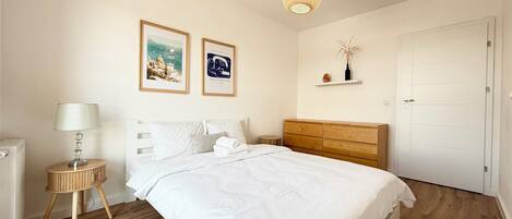 Iron/ironing board, WiFi, bed sheets