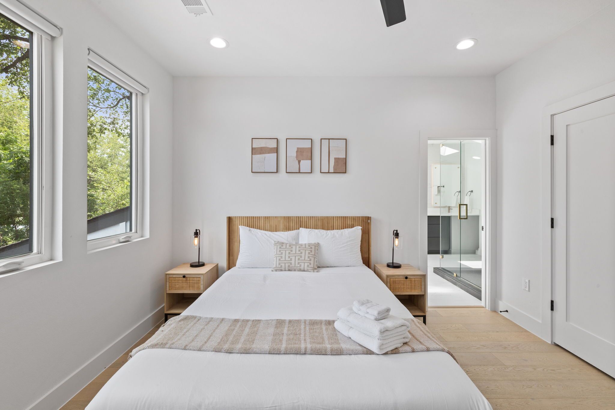 3 bedrooms, iron/ironing board, WiFi, bed sheets