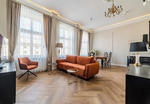 Ein modernes Wohnzimmer mit einer Couch, einem Sessel und einem runden Couchtisch.