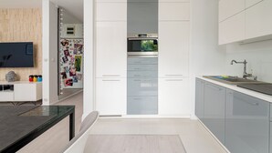 Eine moderne Küche mit eingebautem Ofen, einer Spüle und einer Arbeitsplatte.