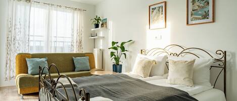 Iron/ironing board, WiFi, bed sheets