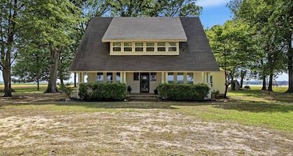 1895 FarmHouse Sleeps 10 Near I-40, Tenkiller, Arkansas River