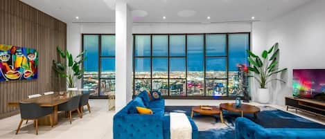 Penthouse de lujo, vista a la ciudad | Área de sala de estar