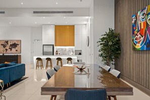 Dining room - Exclusive Stays - Prima Penthouse (Southbank)