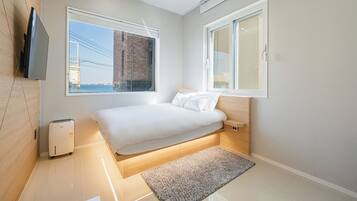 Family Quad Room | Seprai premium, meja kerja, ruang kerja ramah laptop, dan Wi-Fi gratis