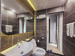 Shower, pengering rambut, sabun, dan sampo