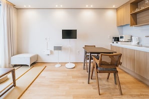 Ocean Suite Premium Triple Room | Tempat makan