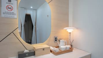 Deluxe Double Room | Area keluarga | Smart TV 50-inci dengan saluran TV kabel