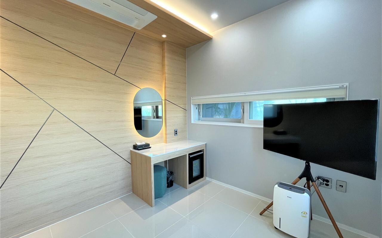 Family Quad Room | Seprai premium, meja kerja, ruang kerja ramah laptop, dan Wi-Fi gratis