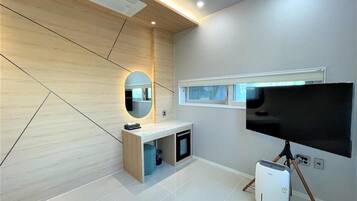 Family Quad Room | Seprai premium, meja kerja, ruang kerja ramah laptop, dan Wi-Fi gratis
