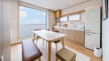 Ocean Suite Grand Panorama Suite | Dapur pribadi | Lemari es di ruangan bersama dan microwave di ruangan umum