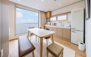 Ocean Suite Grand Panorama Suite | Private kitchen | Fridge, microwave - Cony Ocean Suite Hotel (Jeju City)