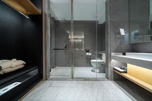 Habitación doble clásica | Baño | Amenidades de baño gratuitas, secadora de cabello, toallas 