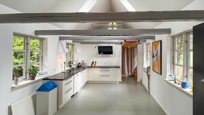 Coffee/tea maker, fridge, stovetop, dishwasher - 3 bedroom lovely home in Nexø (Nexø)