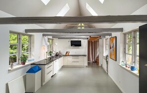 Wasserkocher mit Kaffee-/Teezubehör, Kühlschrank, Herdplatte