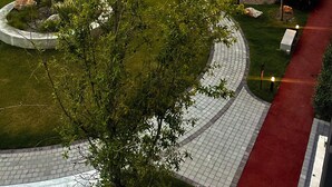 Un immeuble résidentiel doté de balcons, d’une piscine et d’un jardin aménagé.