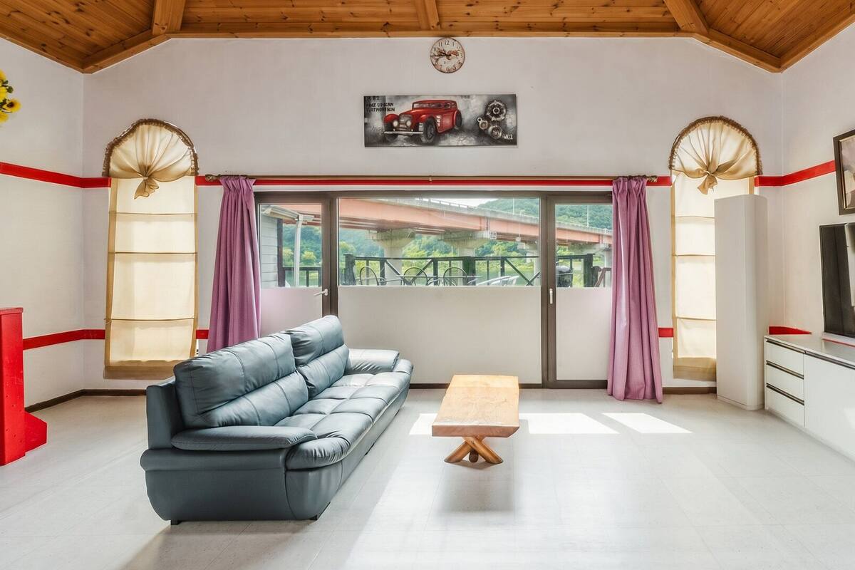 Una sala moderna con un sofá, una mesa de centro y un televisor.