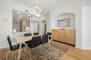 Dining - Oceanfront | Private Balcony | 6th Floor Ocean Place | Walk to the Ritz Carlton (Fernandina Beach)