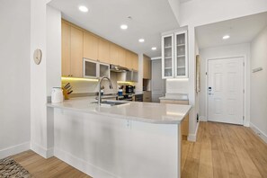 Coffee/tea maker, fridge, microwave, oven - Oceanfront | Private Balcony | 6th Floor Ocean Place | Walk to the Ritz Carlton (Fernandina Beach)