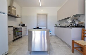 Kühlschrank, Herdplatte, Geschirrspüler, Kochgeschirr/Geschirr/Besteck