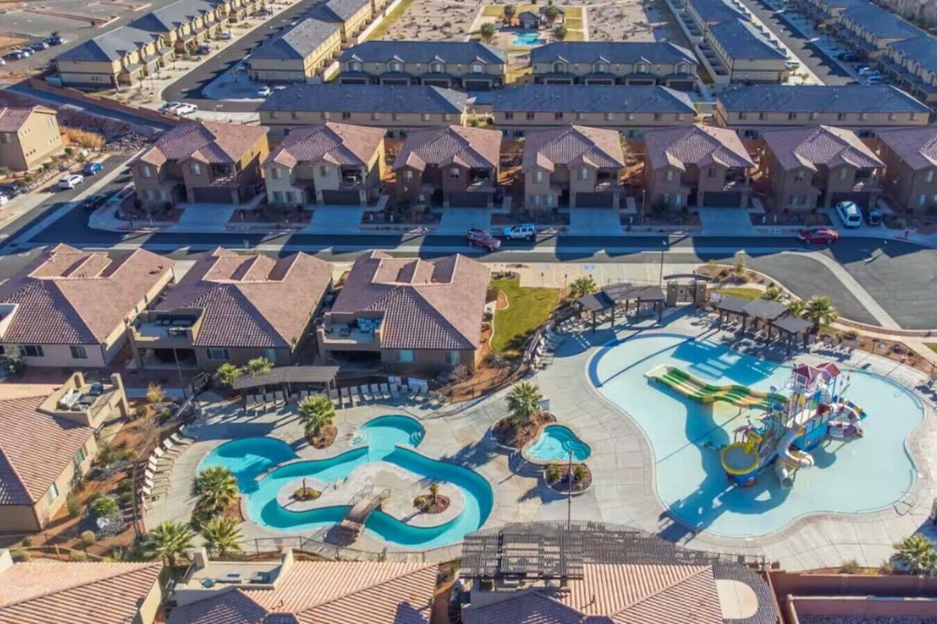 Zona residencial amb diverses cases de dos pisos, una piscina i un parc aquàtic.
