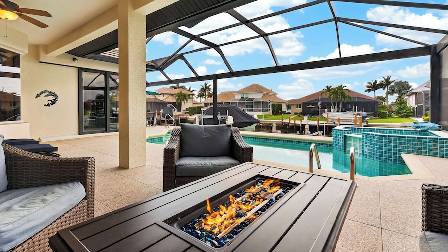 Neptune's Realm by Avantstay Waterfront Home + Heated Pool + Spa + Dock Minutes to Beach