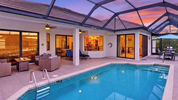 Neptune's Realm By Avantstay Waterfront Home + Heated Pool + Spa + Dock Minutes To Beach - Marco Island, FL