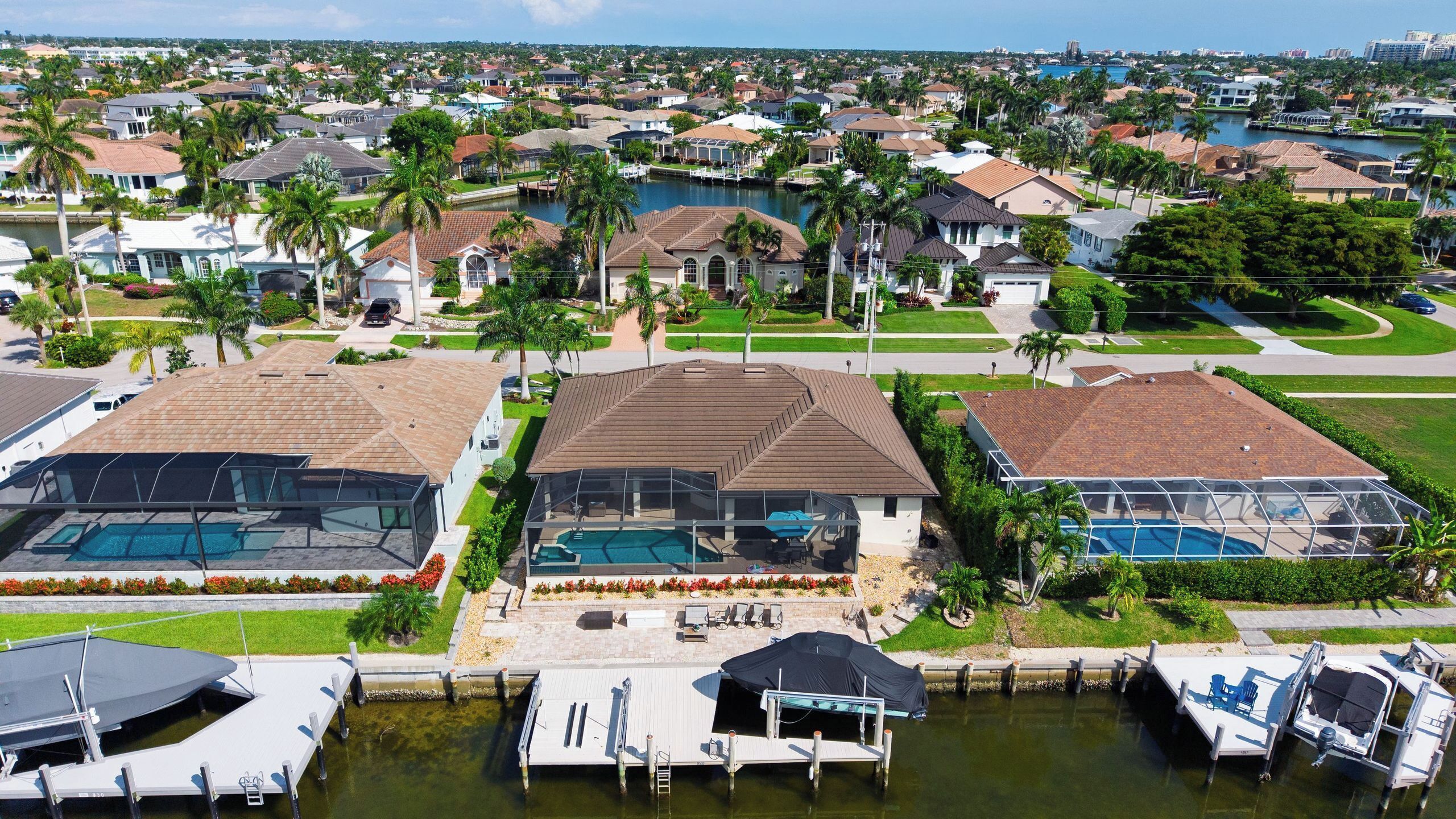 Una zona residencial con varias casas, un puerto deportivo y piscinas.