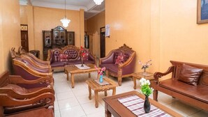 A room with a chandelier, wooden furniture, and a cabinet. - Koolkost Syariah Jalan Cangkringan Kaliurang (Ngemplak)
