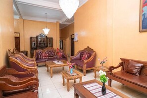 Una habitación con candelabro, muebles de madera y un armario.