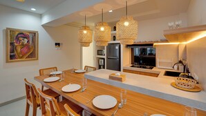 Vila, balkon, pemandangan kolam renang | Dapur pribadi